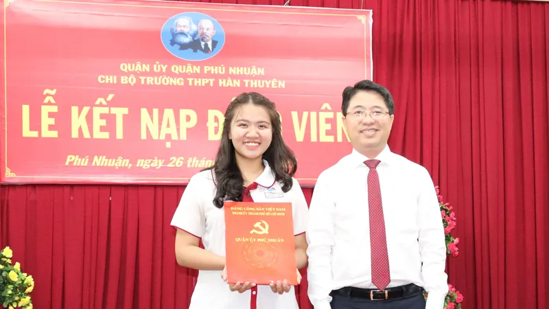 Bí thư Quận ủy quận Phú Nhuận Phạm Hồng Sơn trao quyết định kết nạp Đảng cho đồng chí Nguyễn Ngọc Tường