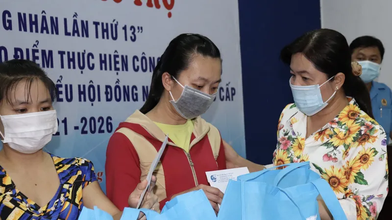 Chủ tịch Hội LHPN TPHCM trao quà nữ công nhân có hoàn cảnh đặc biệt khó khăn