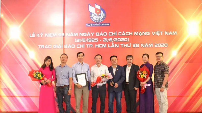Các phóng viên, nhà báo Báo SGGP đoạt Giải Báo chí TPHCM năm 2020