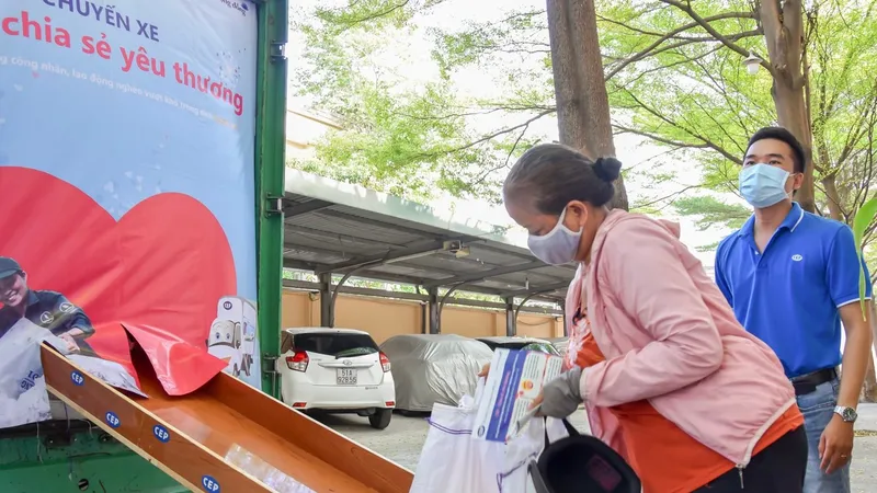 Trao nhu yếu phẩm đến công nhân đang cách ly tại doanh nghiệp