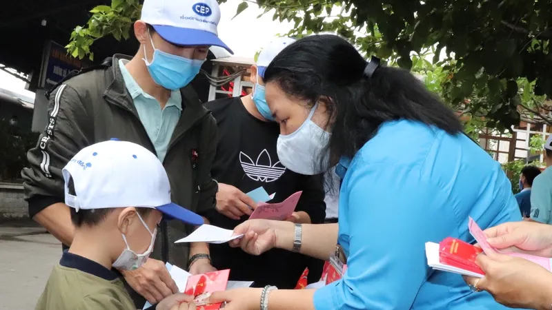 Con đoàn viên công đoàn bị ảnh hưởng dịch COVID-19 sẽ được nhận hỗ trợ trong đợt mở rộng chăm lo này