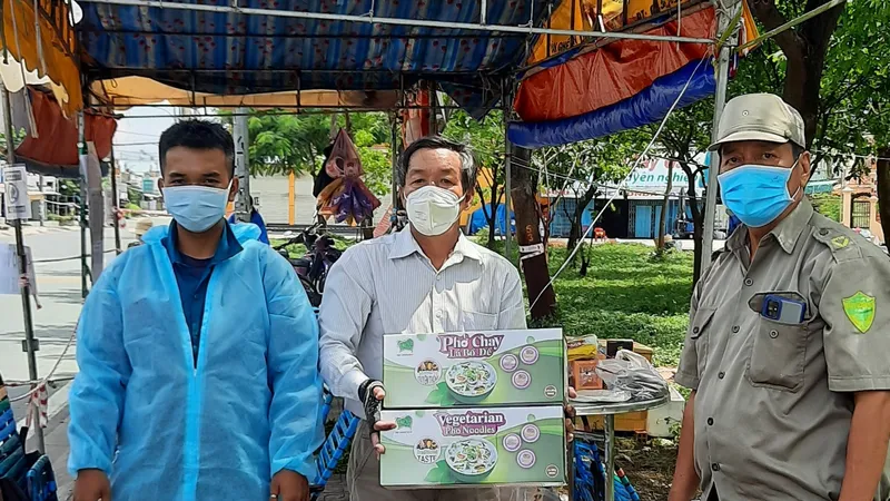 Chuyến xe chở mì, phở đến trao tại chốt kiểm soát đường D2 - Nguyễn Văn Linh (quận 7)