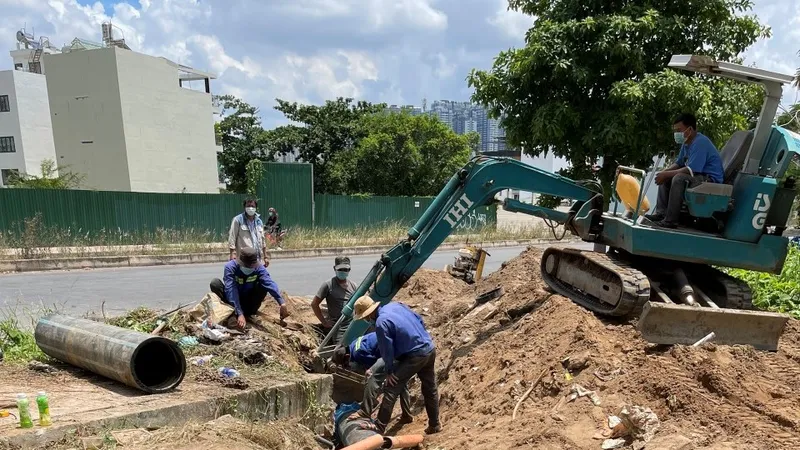 Nhân viên Công ty cổ phần Cấp nước Thủ Đức thi công đường ống vào khu cách ly trên địa bàn TP Thủ Đức