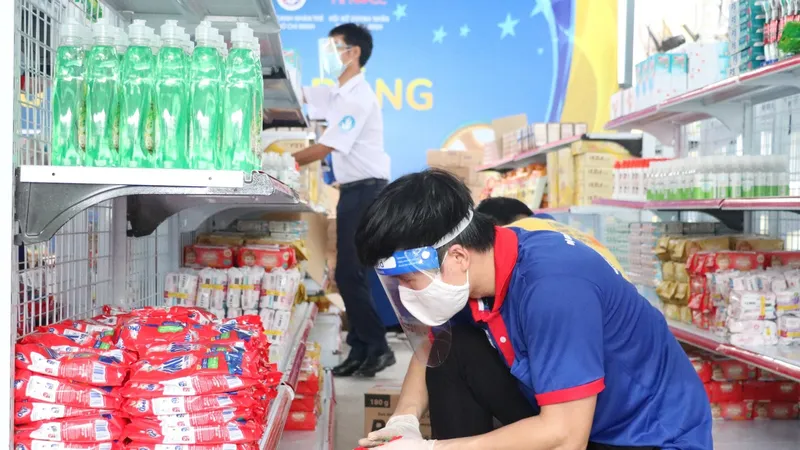 Các tình nguyện viên chọn hàng theo đơn của sinh viên tại các ký túc xá tại kho hàng tại Nhà văn hóa Thanh niên TPHCM