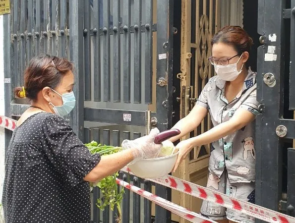 Hơn 9,5 tấn nông sản và 10.000 trứng gia cầm tặng công nhân vừa cách ly vừa sản xuất