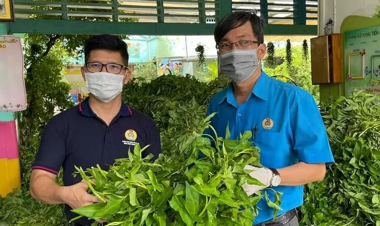 Đại diện Trung tâm Công tác xã hội Công đoàn TPHCM trao tặng rau đến LĐLĐ quận 10 để hỗ trợ người dân