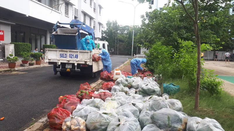 Hơn 37 tấn rau củ, trái cây, trứng đến tay công nhân khu phong tỏa