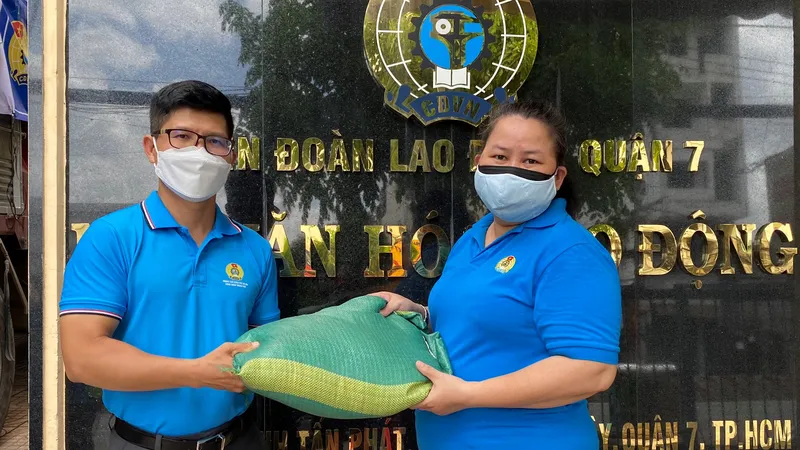 Đại diện Liên đoàn Lao động TPHCM tiếp nhận gạo từ tỉnh Trà Vinh trao tặng