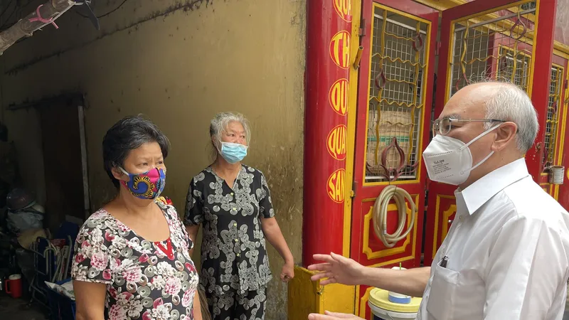 Đồng chí Phan Nguyễn Như Khuê tặng quà, động viên người dân khó khăn trên địa bàn quận 3