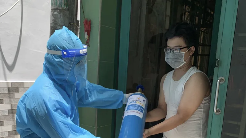 Tình nguyện viên trao bình oxy đến tận nhà của người bệnh