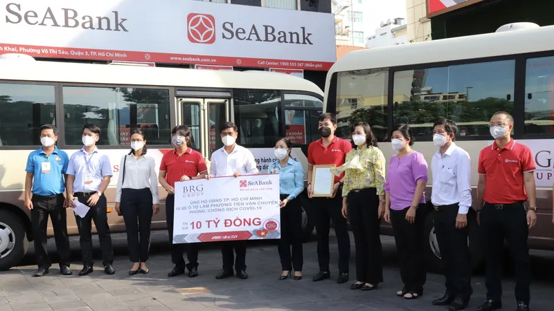 Đại diện Ủy ban MTTQ Việt Nam TPHCM tiếp nhận 10 chiếc xe từ các đơn vị tài trợ
