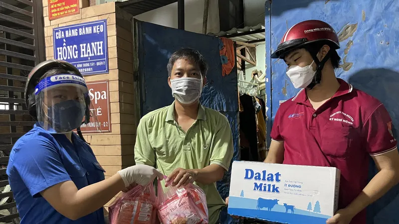 Hỗ trợ quà đến người dân khó khăn do dịch Covid-19