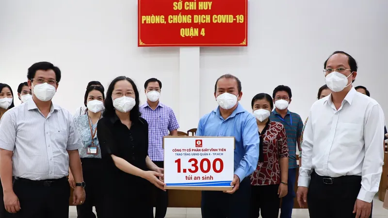 Đồng chí Nguyễn Hồ Hải và đại diện nhà tài trợ trao máy SpO2 cho lãnh đạo quận 4.