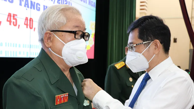 Đồng chí Dương Ngọc Hải trao Huy hiệu Đảng cho các đảng viên cao tuổi tại quận Tân Phú