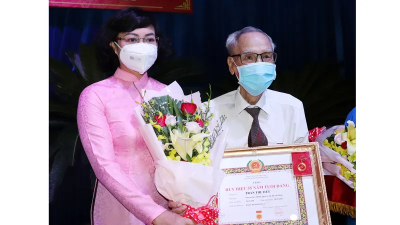 Đồng chí Phan Thị Thắng trao Huy hiệu 55 năm tuổi Đảng cho các đảng viên