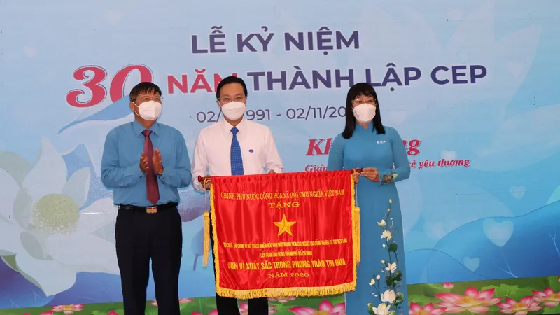 Phó Chủ tịch Tổng LĐLĐ Việt Nam Phan Văn Anh trao Cờ thi đua của Thủ tướng Chính phủ cho ban lãnh đạo CEP