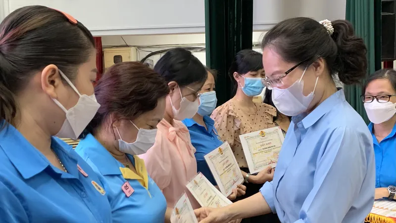 Liên đoàn Lao động quận 5 tuyên dương các gương thực hiện tốt Chỉ thị 05
