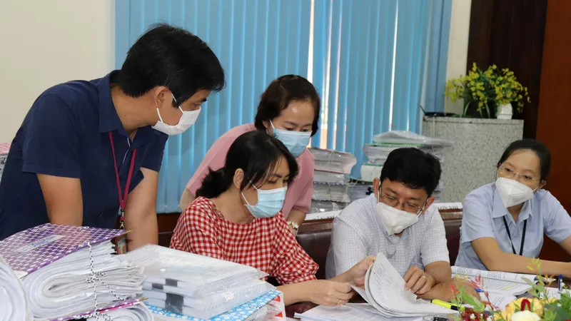 Các thành viên đoàn thực hiện kiểm tra sổ chi hỗ trợ tại các phường ở quận Tân Phú