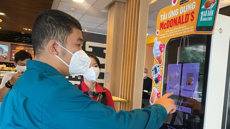 Lực lượng tuyến đầu chống dịch sử dụng mã mua hàng để chọn phần ăn tại cửa hàng McDonald's 