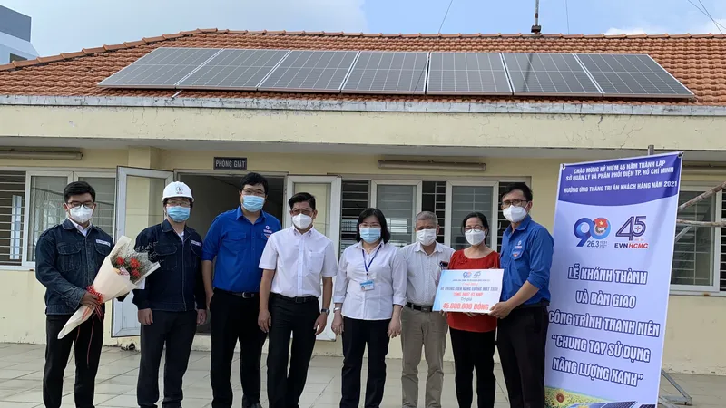 Đại diện EVN HCMC bàn giao công trình hệ thống điện năng lượng mặt trời cho trung tâm nuôi dưỡng bảo trợ trẻ em Linh Xuân