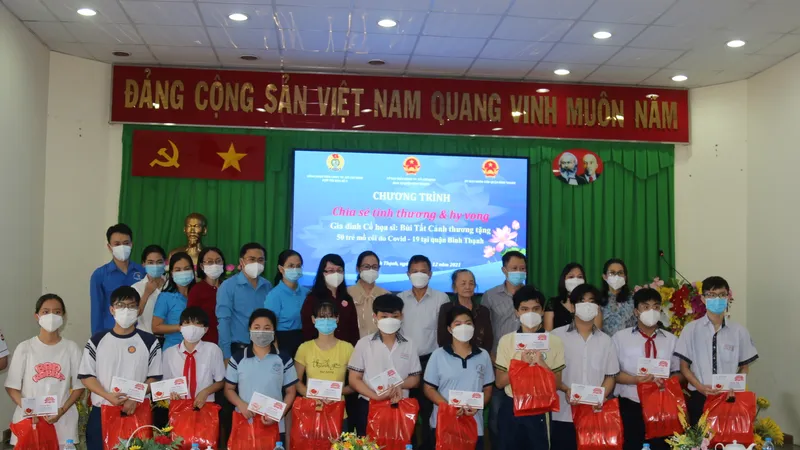 Các trẻ mồ côi do dịch Covid-19 nhận quà từ chương trình “Chia sẻ tình thương và hy vọng” 