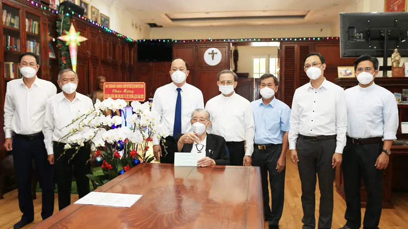 Đoàn lãnh đạo TPHCM do đồng chí Nguyễn Hồ Hải, Phó Bí thư Thành ủy TPHCM làm trưởng đoàn đã đến thăm, chúc mừng Hồng y Phạm Minh Mẫn. Ảnh: DŨNG PHƯƠNG