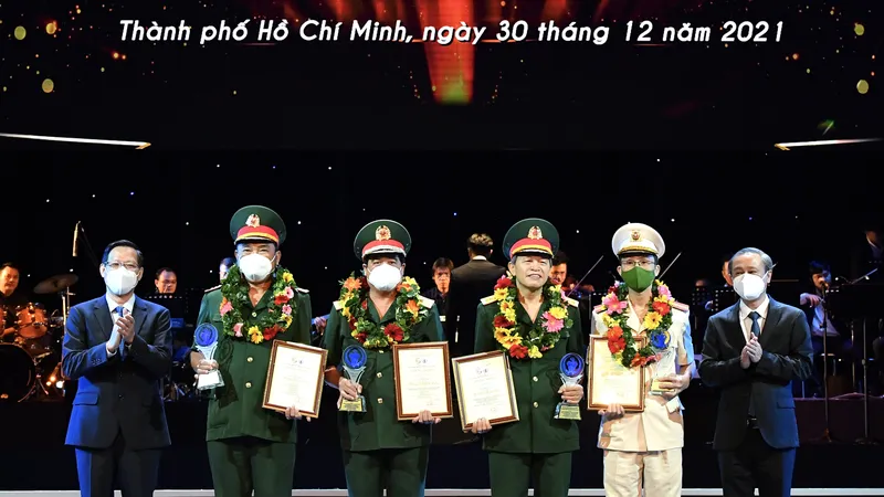 Chủ tịch UBND TPHCM Phan Văn Mãi trao Giải thưởng Sáng tạo TPHCM. Ảnh: VIỆT DŨNG
