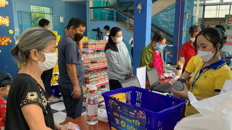 Bà Lê Thị Hảo, ngụ phường 4, quận Phú Nhuận chọn mua hàng ở siêu thị mini 0 đồng sáng 8-1