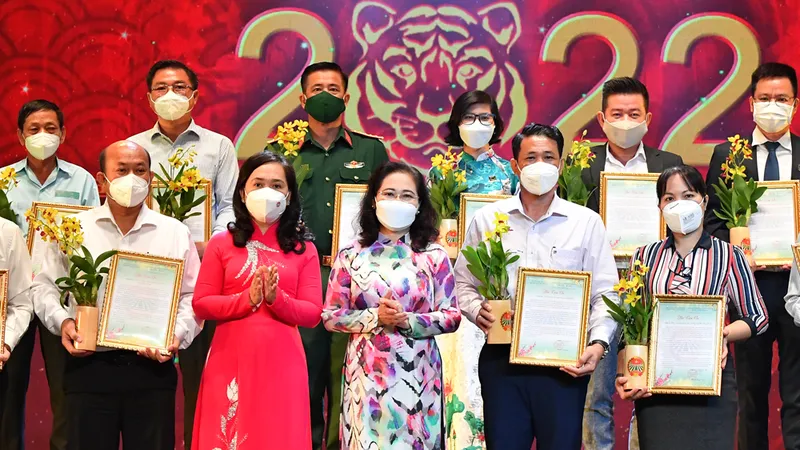Chủ tịch HĐND TPHCM Nguyễn Thị Lệ và Chủ tịch Hội Nông dân TPHCM Nguyễn Thanh Xuân cảm ơn các đơn vị ủng hộ chương trình "Tết Nghĩa tình - Xuân Nhâm Dần 2022". Ảnh: VIỆT DŨNG