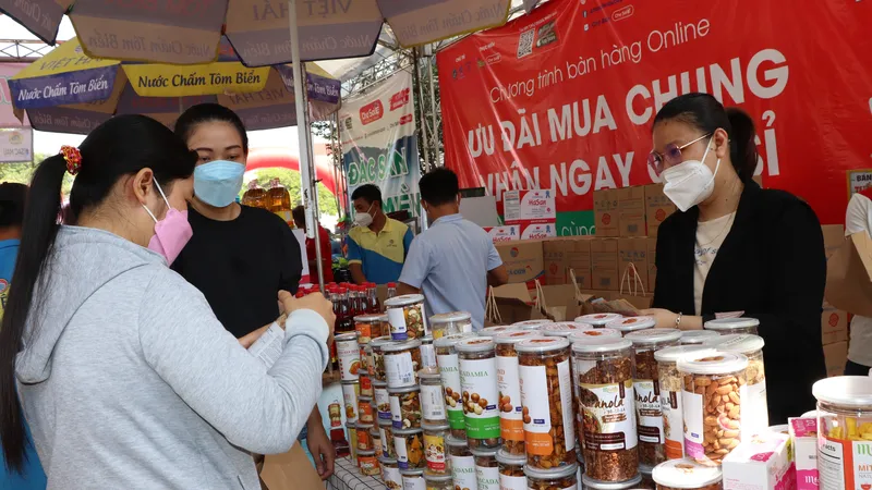 Công nhân mua sắm tết với phiếu mua hàng miễn phí