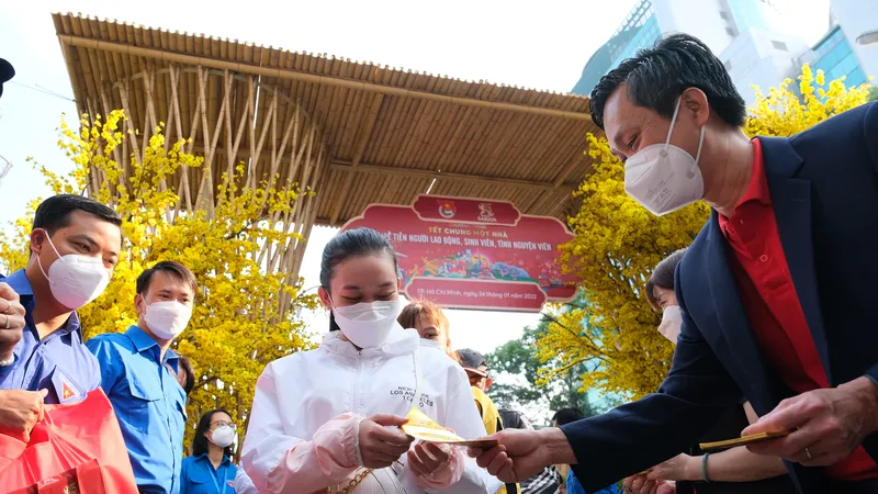 Trao vé xe tiễn sinh viên, thanh niên công nhân về quê ngày 24-1