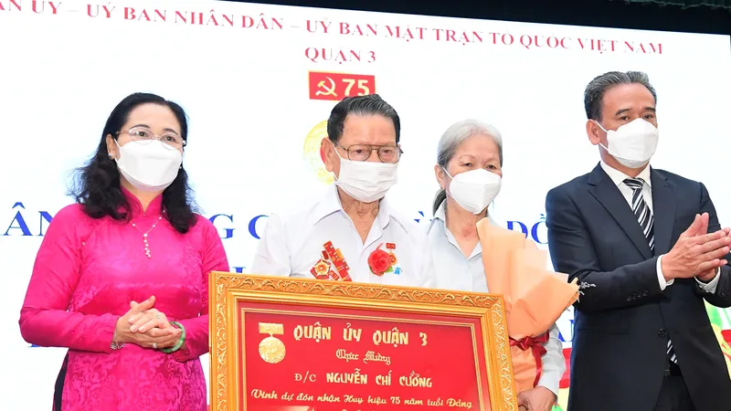 Trao Huy hiệu Đảng đợt 3-2 cho các đảng viên cao tuổi tại quận 3