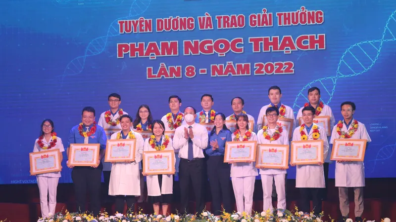 Phó Bí thư Thành ùy TPHCM Nguyễn Hồ Hải tuyên dương các Thầy thuốc trẻ tiêu biểu