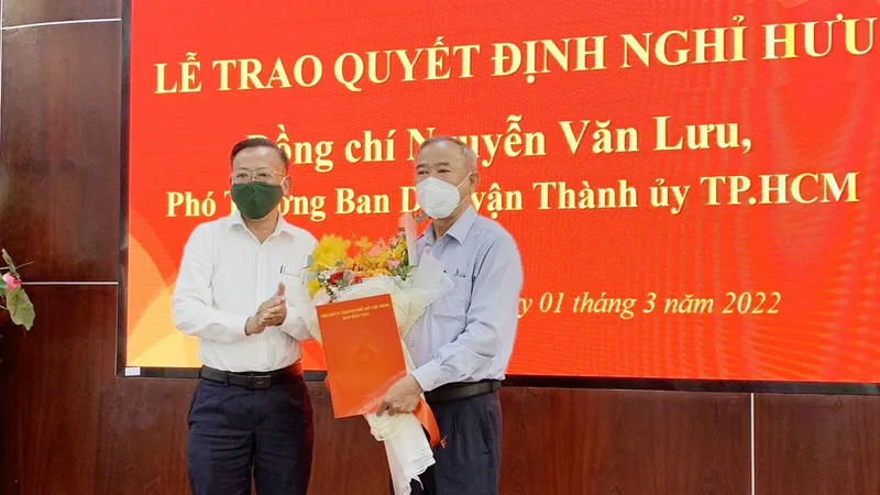 Trưởng Ban Dân vận Thành ủy TPHCM Nguyễn Hữu Hiệp trao quyết định nghỉ hưu đến đồng chí Nguyễn Văn Lưu