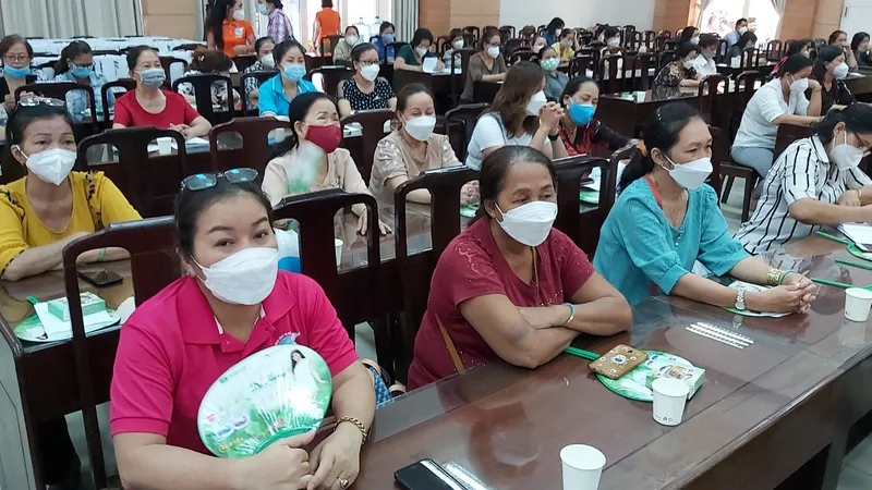 Nhiều nữ công nhân tham gia buổi nói chuyện về bạo lực gia đình ngày 26-3