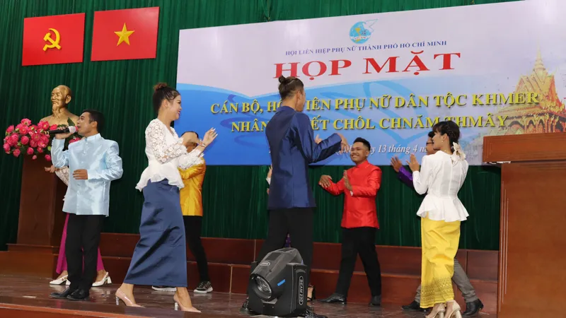 Giao lưu qua các điệu múa truyền thống của đồng bào để đón mừng năm mới