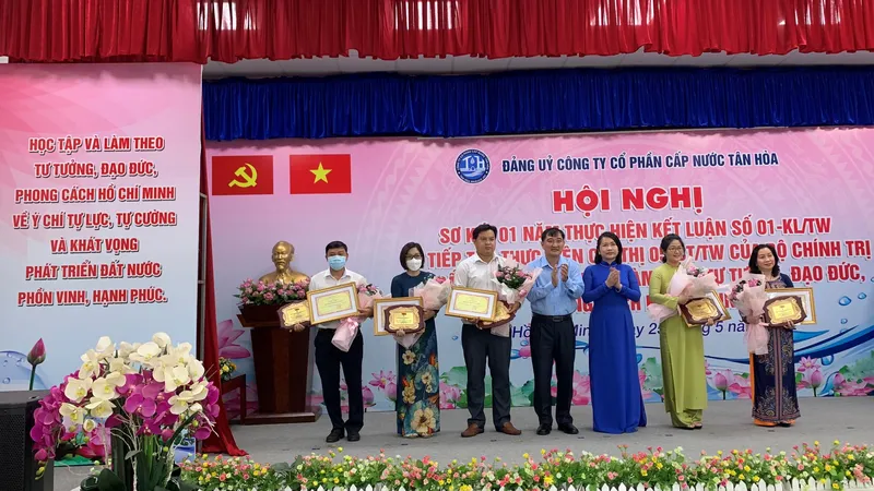 Các điển hình thực hiện tốt việc học tập Bác được tuyên dương