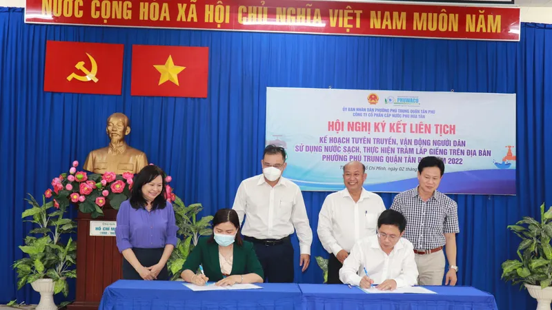 Đại diện UBND phường Phú Trung và Công ty cổ phần Cấp nước Phú Hòa Tân ký kết phối hợp ngày 2-6