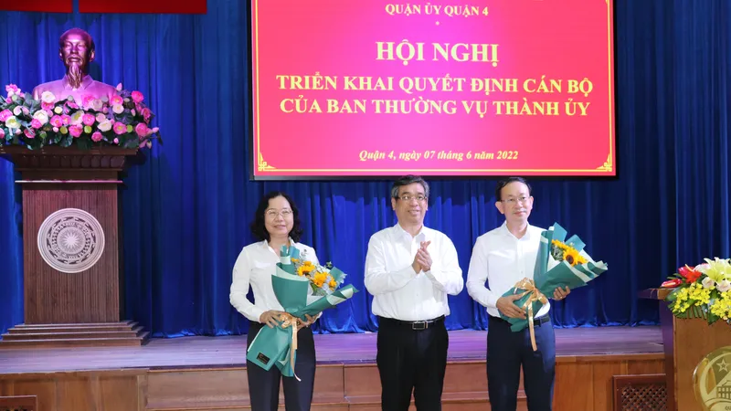 Trưởng Ban Tổ chức Thành ủy TPHCM Nguyễn Phước Lộc chúc mừng đồng chí Thái Thị Bích Liên và đồng chí Nguyễn Quốc Thái