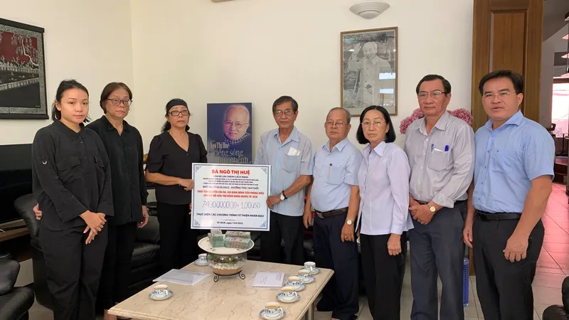 Địa diện gia đình bà Ngô Thị Huệ trao toàn bộ số tiền phúng điếu đến Hội Bảo trợ Bệnh nhân nghèo TPHCM