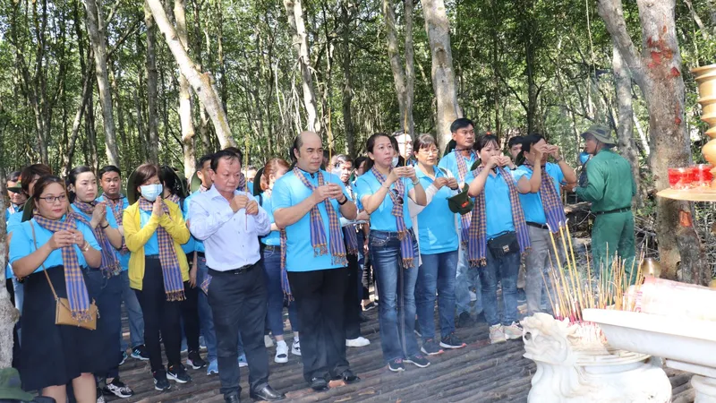 Đoàn công nhân lao động tiêu biểu dâng hương tưởng nhớ các anh hùng liệt sĩ tại Tượng đài chiến sĩ Đặc công Rừng Sác