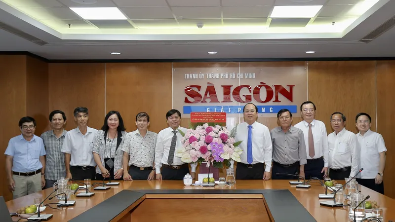 Đoàn lãnh đạo TPHCM do đồng chí Nguyễn Hồ Hải, Phó Bí thư Thành ủy TPHCM dẫn đầu đến thăm, chức mừng Báo SGGP. Ảnh: DŨNG PHƯƠNG