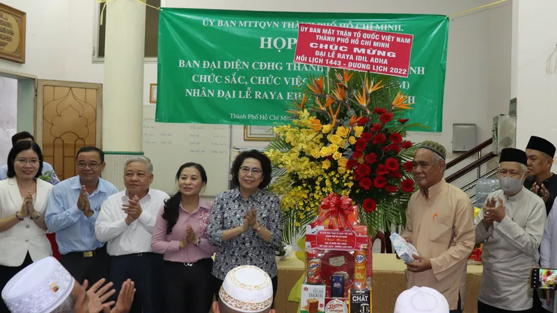 Đồng chí Tô Thị Bích Châu gửi hoa chúc mừng đến cộng đồng Hồi giáo Islam nhân Đại lễ Raya Idil Adha