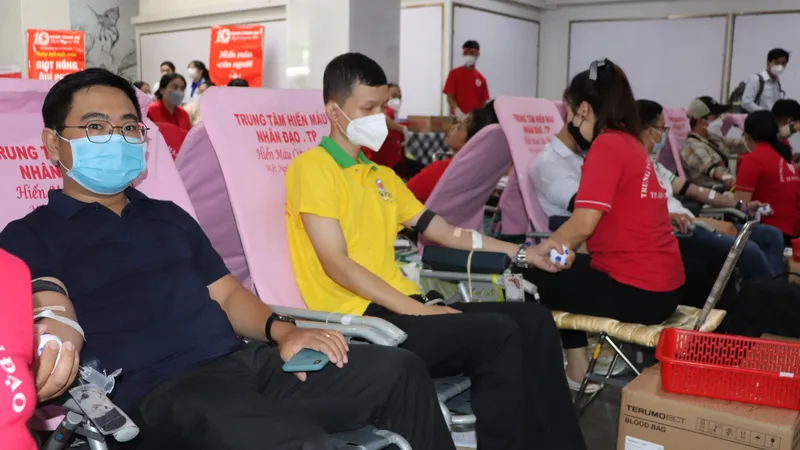 Đông đảo người đến hiến máu trong ngày phát động 7-7