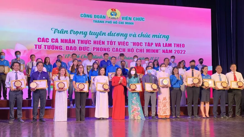 Các tập thể, cá nhân điển hình học tập Bác được tuyên dương ngày 8-7