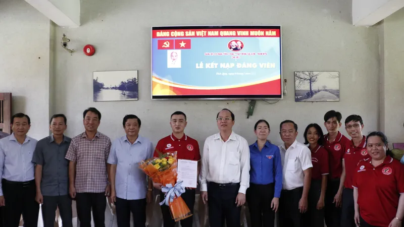 Kết nạp Đảng chiến sĩ tình nguyện Kỳ nghỉ hồng mặt trận Vĩnh Long