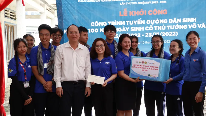Đồng chí Nguyễn Hồ Hải thăm, tặng quà chiến sĩ tình nguyện tại tỉnh Vĩnh Long