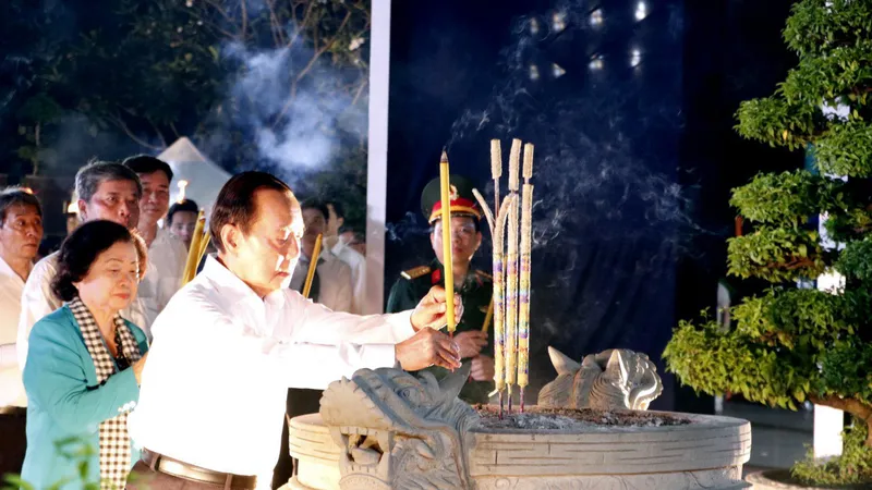 Các lãnh đạo, nguyên lãnh đạo Đảng, nhà nước và TPHCM dâng hương