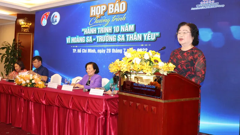 Bà Trương Mỹ Hoa phát biểu tại buổi họp báo