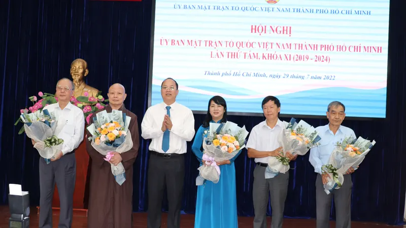 Phó Bí thư Thành ủy TPHCM Nguyễn Hồ Hải chúc mừng đồng chí Trần Kim Yến và các ủy viên Ủy ban MTTQ Việt Nam TPHCM